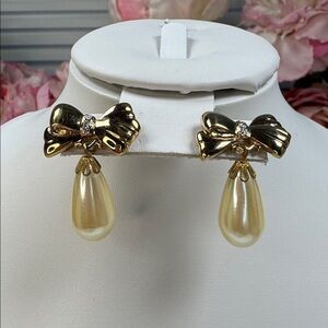 Vintage Carolee gold tone and pearl earrings.